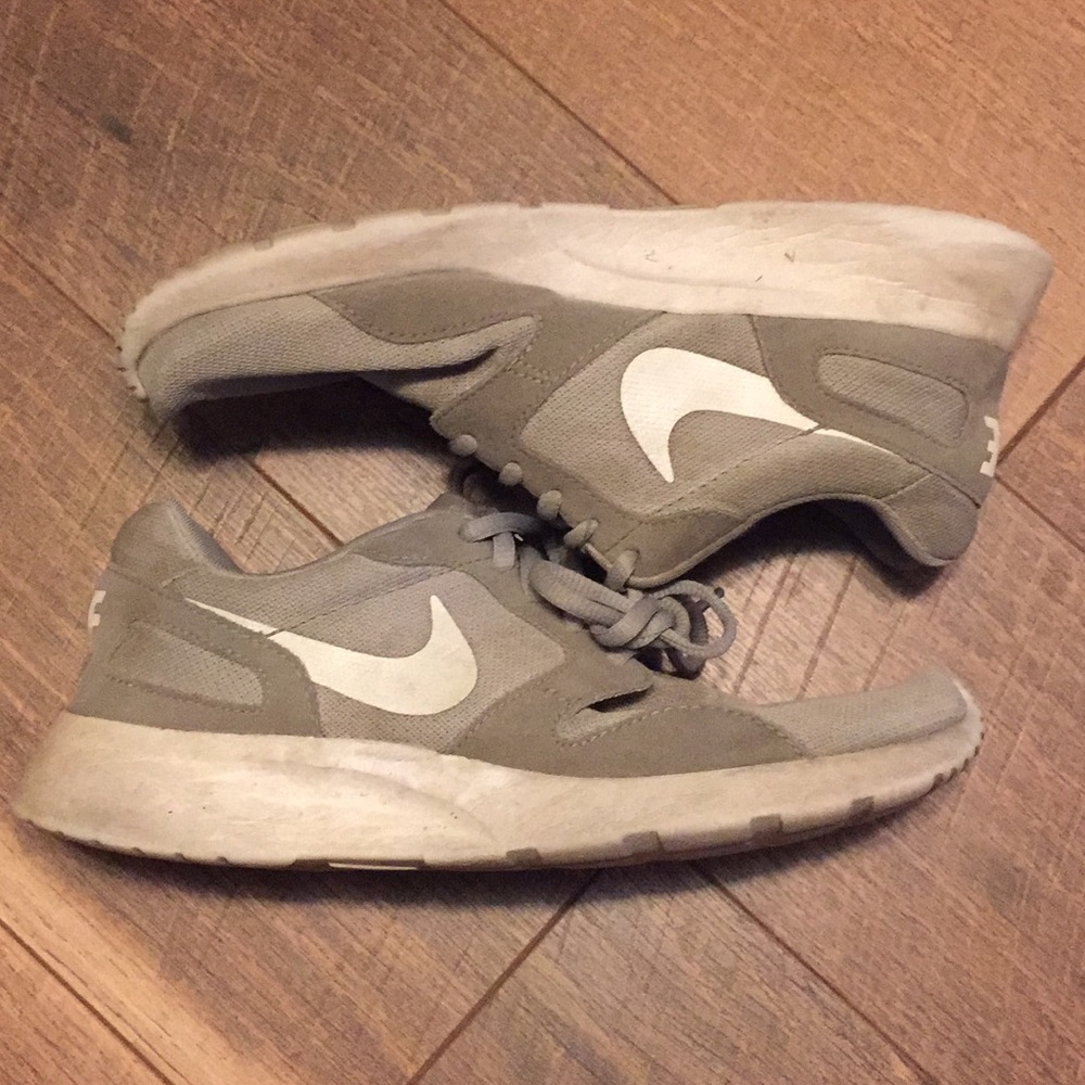 gray nike sneakers - Picture 1 of 4
